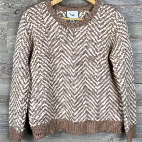 Ganni Chevron Pullover in Brown
MEGHAN MARKLE, TOPS - Picture 4 of 16